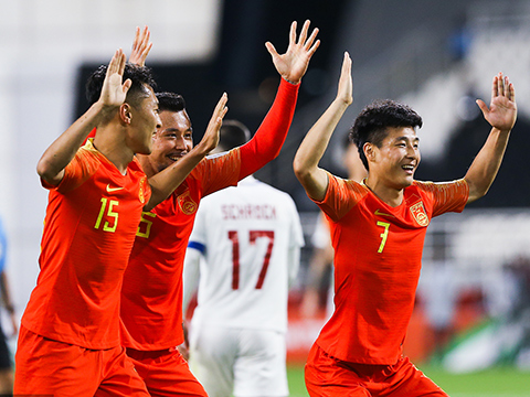 菲律宾男篮完胜尼克斯,萨姆·米切尔爆发神勇 菲律宾男篮完胜尼克斯,萨姆·米切尔爆发神勇