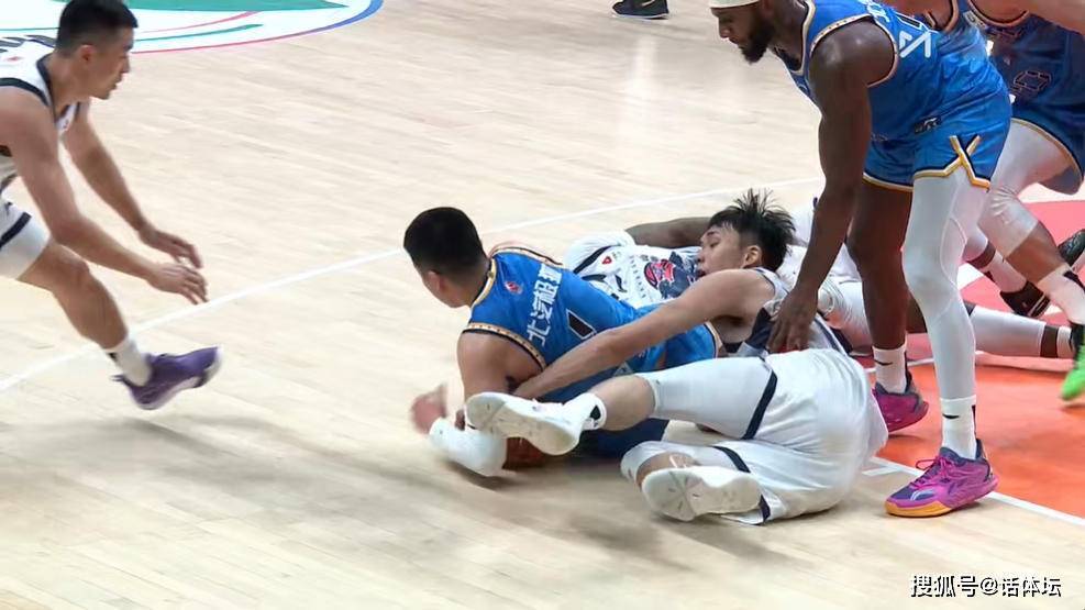 包含北京队逆转广东队，高诗岩统治全场的词条