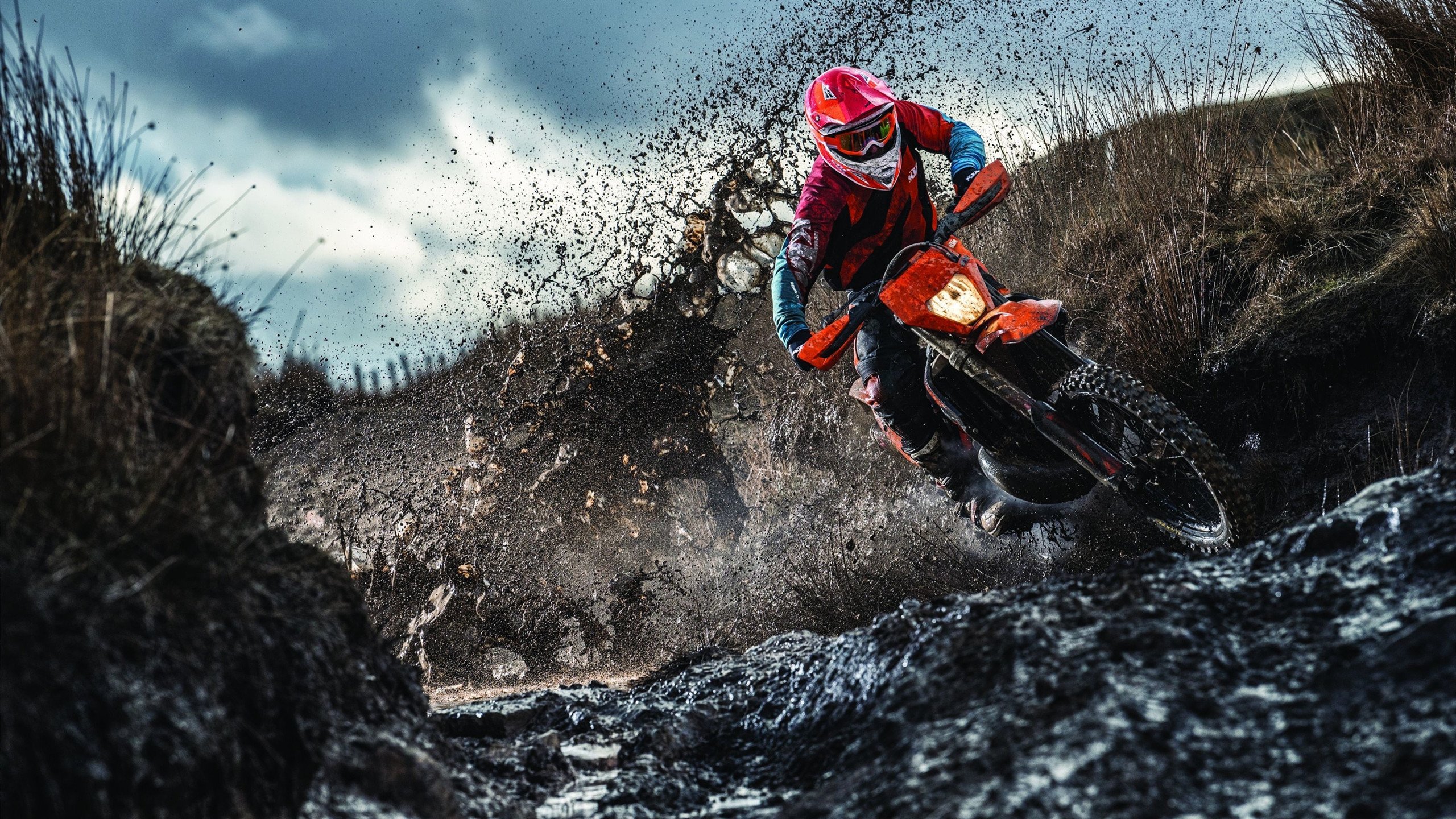 当哈兰德统治全场，奥地利力克乌拉圭的夜晚，足球正在告别唯一性