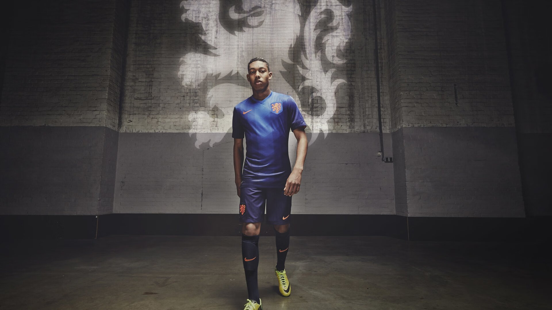 当哈兰德统治全场，奥地利力克乌拉圭的夜晚，足球正在告别唯一性